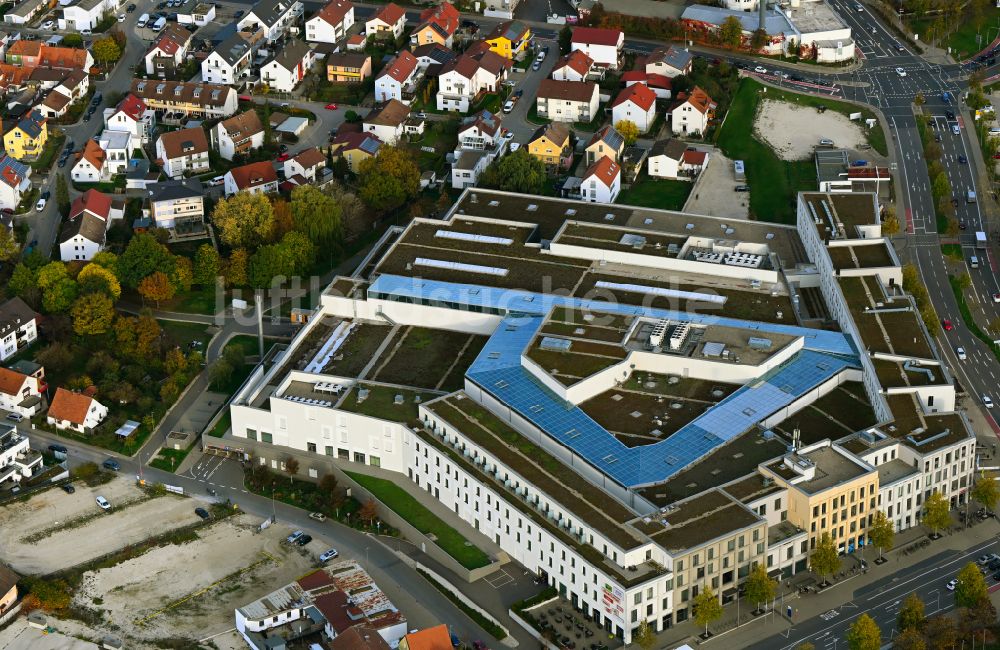 Luftaufnahme Neumarkt in der Oberpfalz - Herbstluftbild Gebäude des Einkaufszentrum Stadtquartier Neuer Markt in Neumarkt in der Oberpfalz im Bundesland Bayern, Deutschland