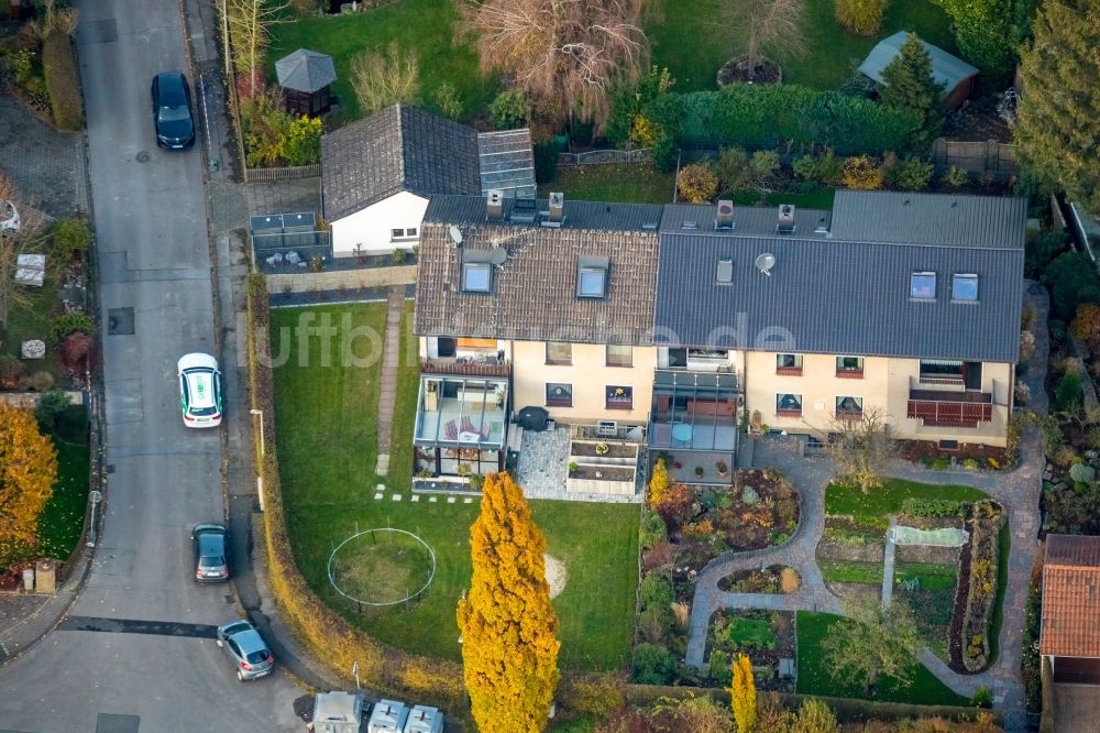 Luftbild Witten - Herbstluftbild Gebäude eines Mehrfamilien- Wohnhauses in Witten im Bundesland Nordrhein-Westfalen, Deutschland