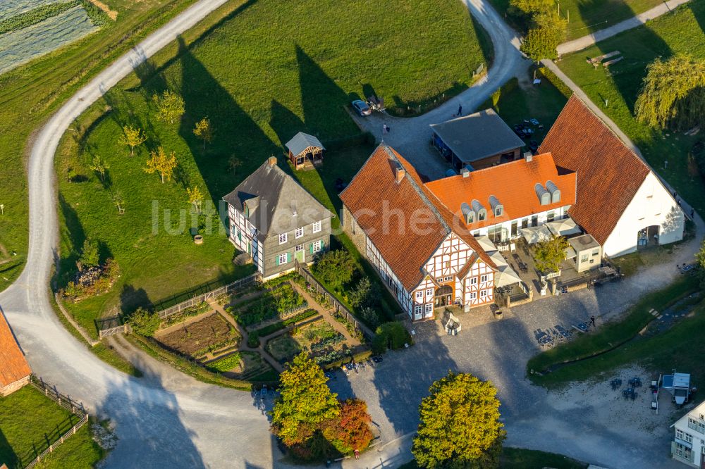 Detmold aus der Vogelperspektive: Herbstluftbild Gebäude des Restaurant Museumsgaststätte Im Weißen Ross im Freilichtmuseum in Detmold im Bundesland Nordrhein-Westfalen, Deutschland