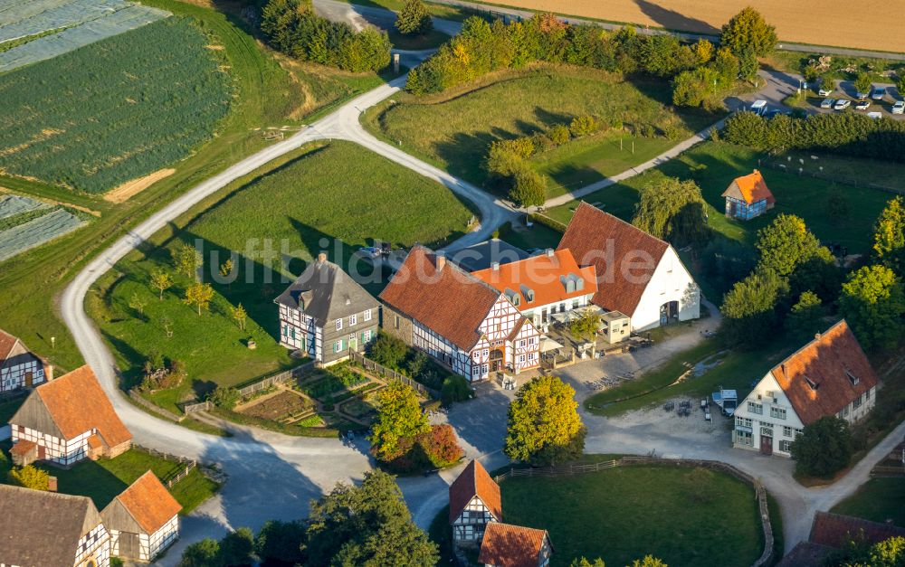 Luftbild Detmold - Herbstluftbild Gebäude des Restaurant Museumsgaststätte Im Weißen Ross im Freilichtmuseum in Detmold im Bundesland Nordrhein-Westfalen, Deutschland