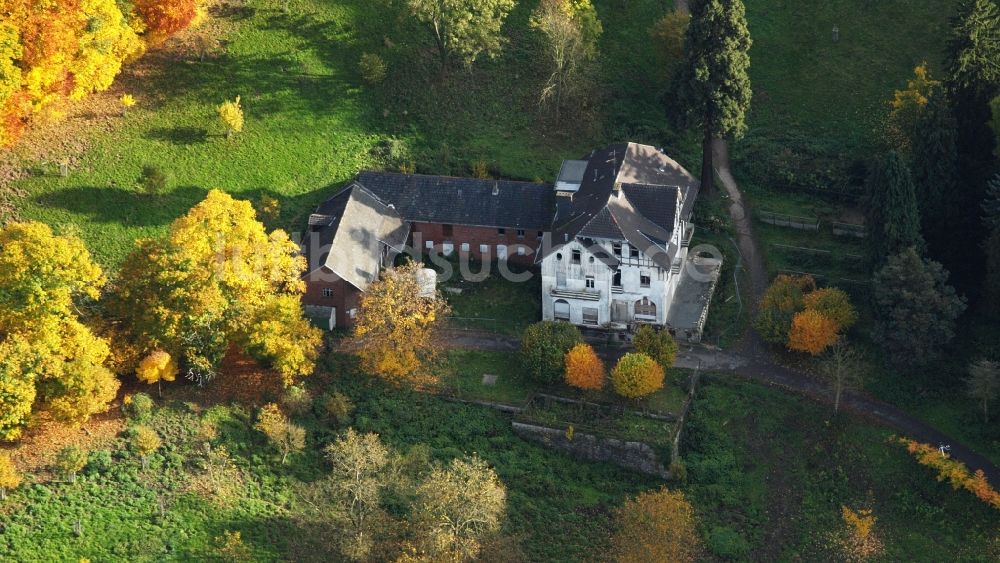 Luftbild Königswinter - Herbstluftbild Gebäude- Ruine des leerstehenden Bauwerkes Burghof in Königswinter im Bundesland Nordrhein-Westfalen, Deutschland