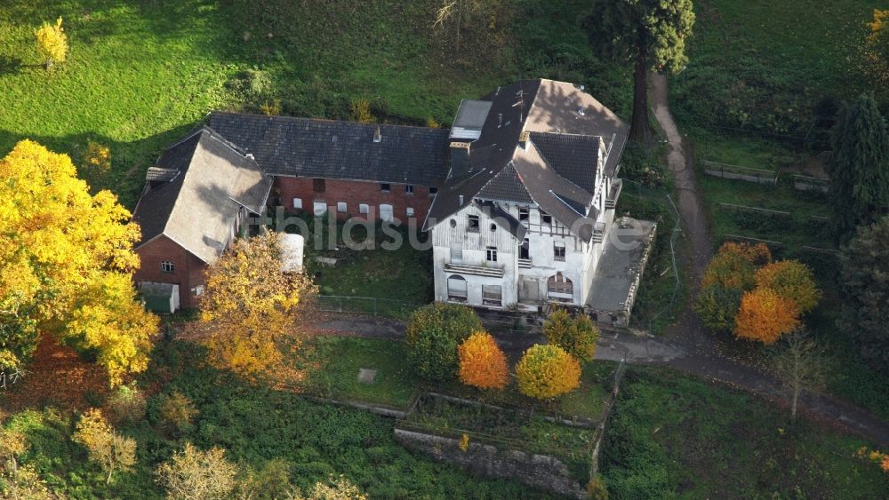 Luftaufnahme Königswinter - Herbstluftbild Gebäude- Ruine des leerstehenden Bauwerkes Burghof in Königswinter im Bundesland Nordrhein-Westfalen, Deutschland