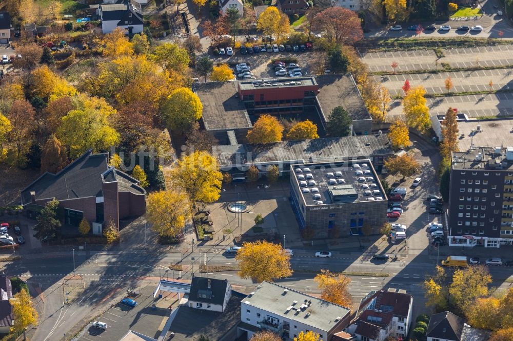 Duisburg aus der Vogelperspektive: Herbstluftbild Gebäudekomplex der Hotelanlage , Bezirksamt und Gesundheitszentrum Sittardsberger Allee - Altenbrucher Damm im Ortsteil Buchholz in Duisburg im Bundesland Nordrhein-Westfalen