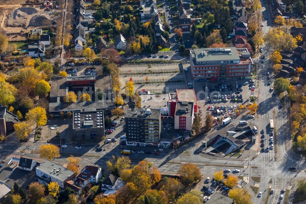 Luftaufnahme Duisburg - Herbstluftbild Gebäudekomplex der Hotelanlage , Bezirksamt und Gesundheitszentrum Sittardsberger Allee - Altenbrucher Damm im Ortsteil Buchholz in Duisburg im Bundesland Nordrhein-Westfalen