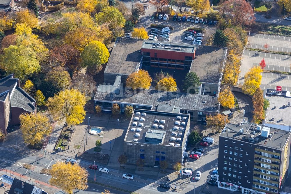 Duisburg von oben - Herbstluftbild Gebäudekomplex der Hotelanlage , Bezirksamt und Gesundheitszentrum Sittardsberger Allee - Altenbrucher Damm im Ortsteil Buchholz in Duisburg im Bundesland Nordrhein-Westfalen