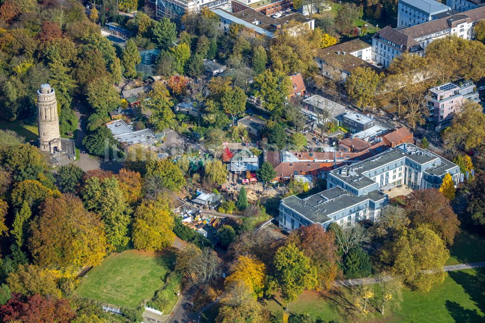 Bochum aus der Vogelperspektive: Herbstluftbild Gebäudekomplex der Hotelanlage des Courtyard Bochum Stadtpark und die Turmanlage des hiesigen Bismarkturms im Stadtpark Bochum in der Klinikstrasse in Bochum im Bundesland Nordrhein-Westfalen, Deutschland