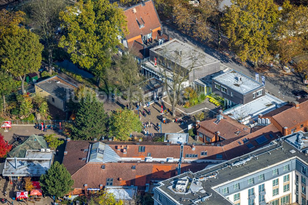 Luftbild Bochum - Herbstluftbild Gebäudekomplex der Hotelanlage des Courtyard Bochum Stadtpark und die Turmanlage des hiesigen Bismarkturms im Stadtpark Bochum in der Klinikstrasse in Bochum im Bundesland Nordrhein-Westfalen, Deutschland