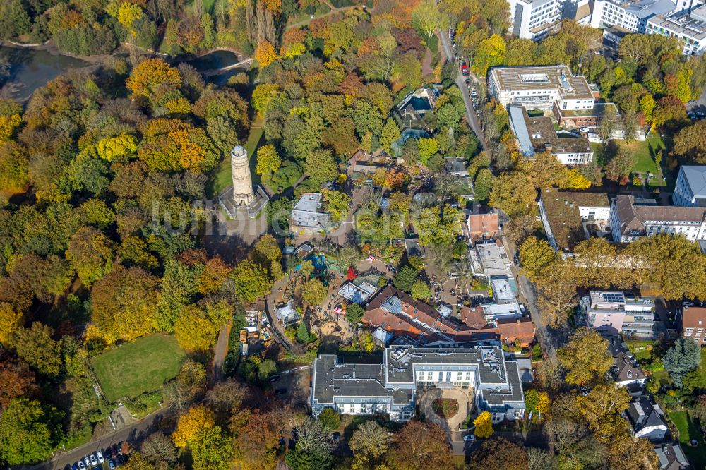 Luftaufnahme Bochum - Herbstluftbild Gebäudekomplex der Hotelanlage des Courtyard Bochum Stadtpark und die Turmanlage des hiesigen Bismarkturms im Stadtpark Bochum in der Klinikstrasse in Bochum im Bundesland Nordrhein-Westfalen, Deutschland