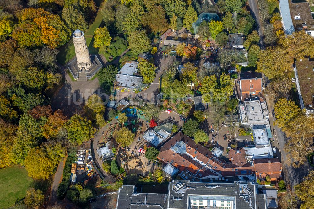 Bochum von oben - Herbstluftbild Gebäudekomplex der Hotelanlage des Courtyard Bochum Stadtpark und die Turmanlage des hiesigen Bismarkturms im Stadtpark Bochum in der Klinikstrasse in Bochum im Bundesland Nordrhein-Westfalen, Deutschland