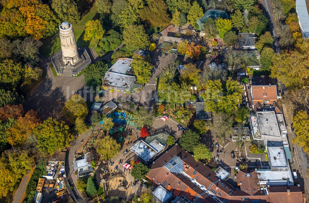 Bochum aus der Vogelperspektive: Herbstluftbild Gebäudekomplex der Hotelanlage des Courtyard Bochum Stadtpark und die Turmanlage des hiesigen Bismarkturms im Stadtpark Bochum in der Klinikstrasse in Bochum im Bundesland Nordrhein-Westfalen, Deutschland