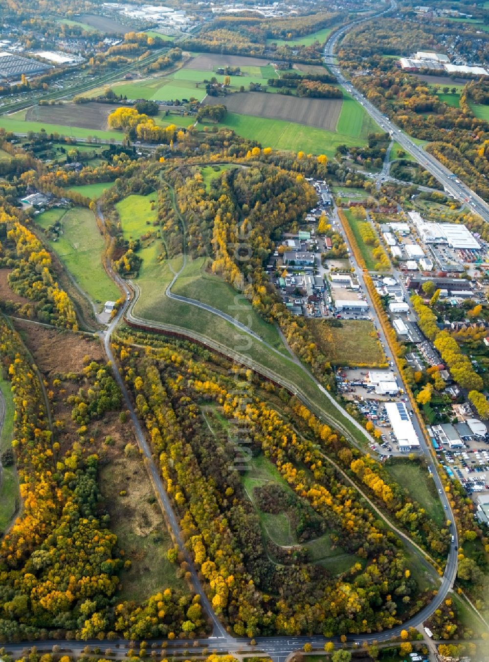 Luftaufnahme Gladbeck - Herbstluftbild Gelände der ehemaligen Bergbau- Halde Halde Graf Moltke III / IV und Firmenansiedlung in Gladbeck im Bundesland Nordrhein-Westfalen - NRW, Deutschland