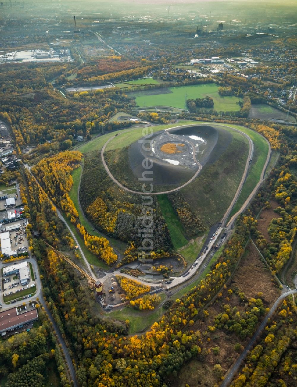 Gladbeck von oben - Herbstluftbild des Gelände der ehemaligen Bergbau- Halde Mottbruchhalde im Naturschutzgebiet Natroper Feld in Gladbeck im Bundesland Nordrhein-Westfalen