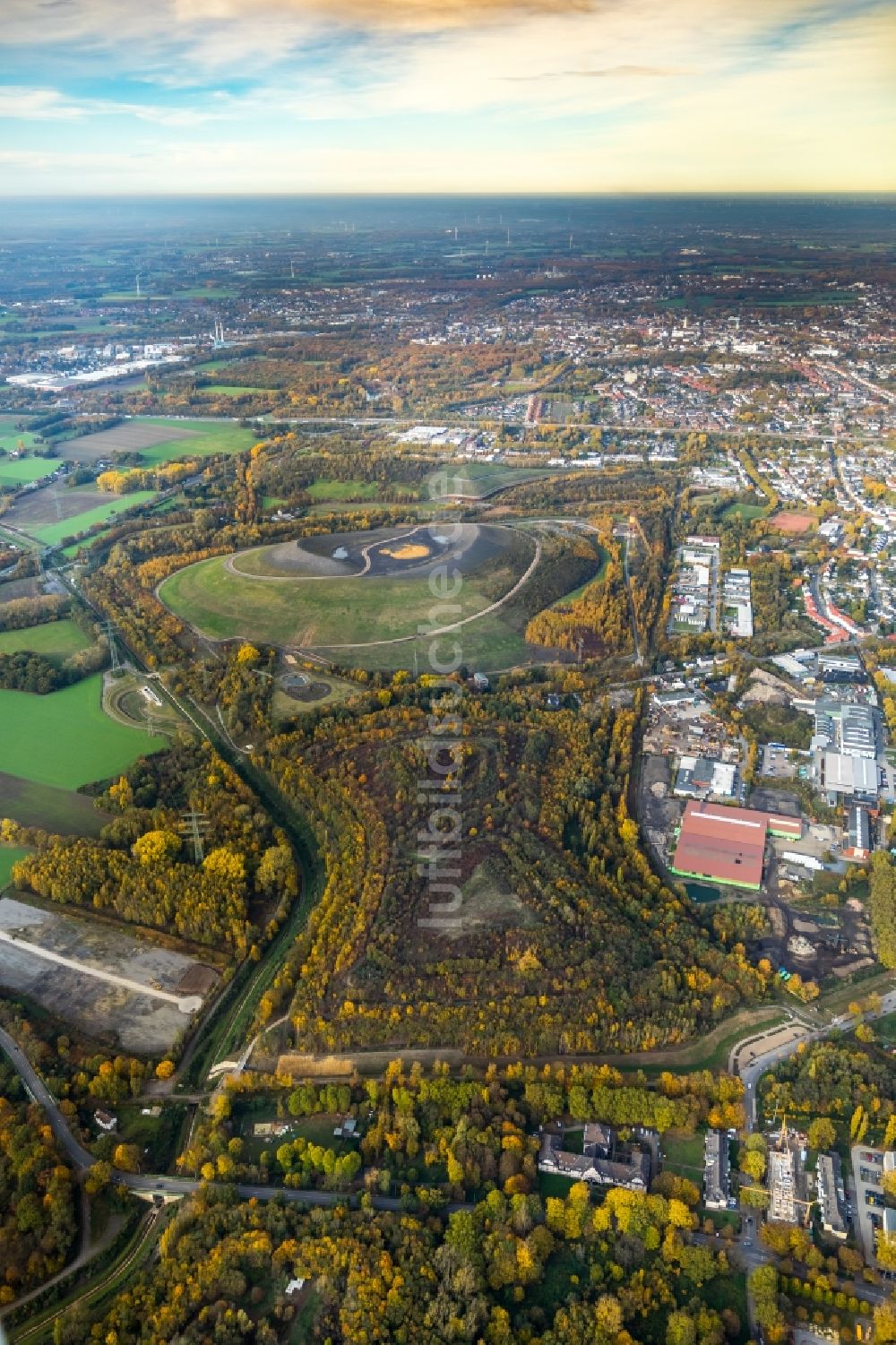 Luftaufnahme Gladbeck - Herbstluftbild des Gelände der ehemaligen Bergbau- Halde Mottbruchhalde im Naturschutzgebiet Natroper Feld in Gladbeck im Bundesland Nordrhein-Westfalen