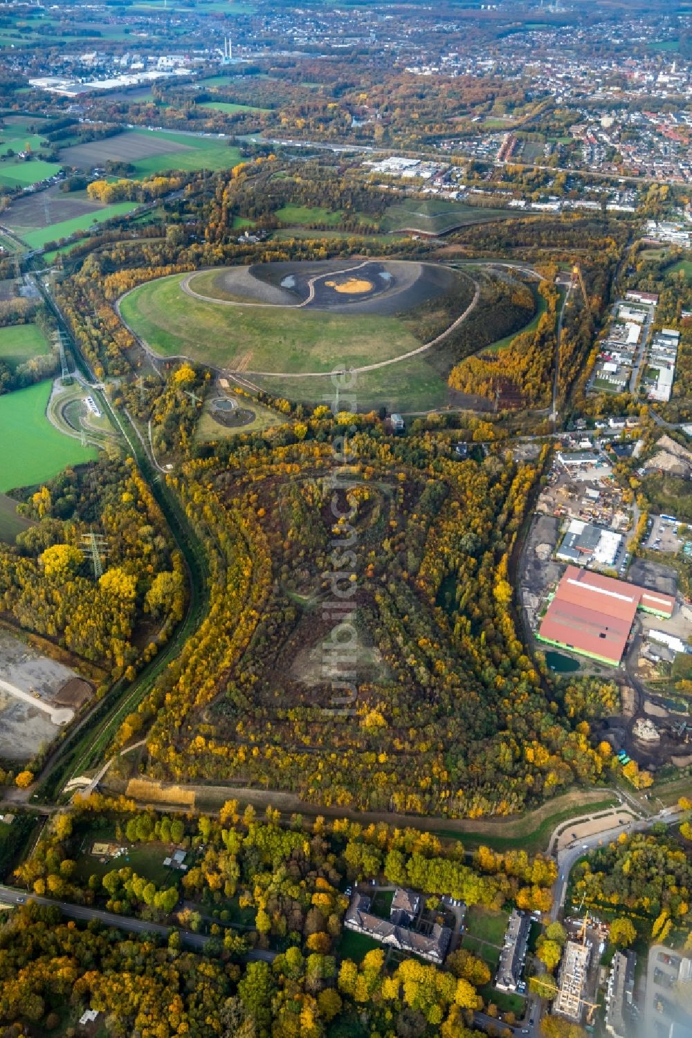 Gladbeck von oben - Herbstluftbild des Gelände der ehemaligen Bergbau- Halde Mottbruchhalde im Naturschutzgebiet Natroper Feld in Gladbeck im Bundesland Nordrhein-Westfalen