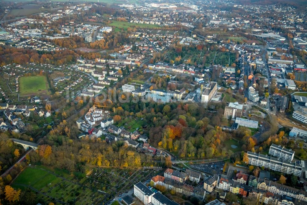 Witten aus der Vogelperspektive: Herbstluftbild Gesamtübersicht und Stadtgebiet mit Außenbezirken und Innenstadtbereich in Witten im Bundesland Nordrhein-Westfalen, Deutschland