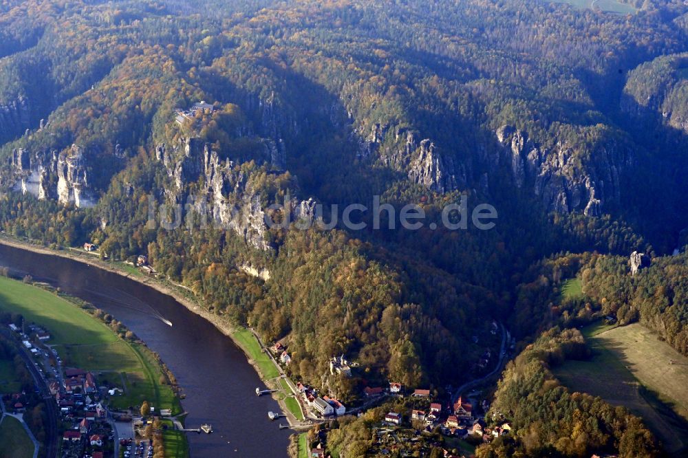 Rathen von oben - Herbstluftbild Gesteinsformation Bastei im Elbsandsteingebirge in Rathen im Bundesland Sachsen, Deutschland