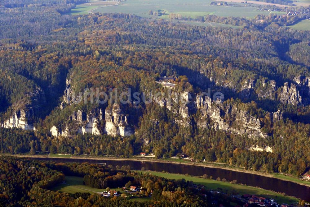 Luftaufnahme Rathen - Herbstluftbild Gesteinsformation Bastei im Elbsandsteingebirge in Rathen im Bundesland Sachsen, Deutschland