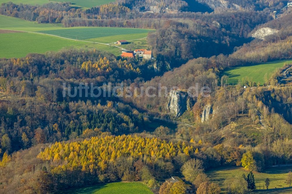 Luftbild Volkringhausen - Herbstluftbild Gesteinsformation Reckenhöhle