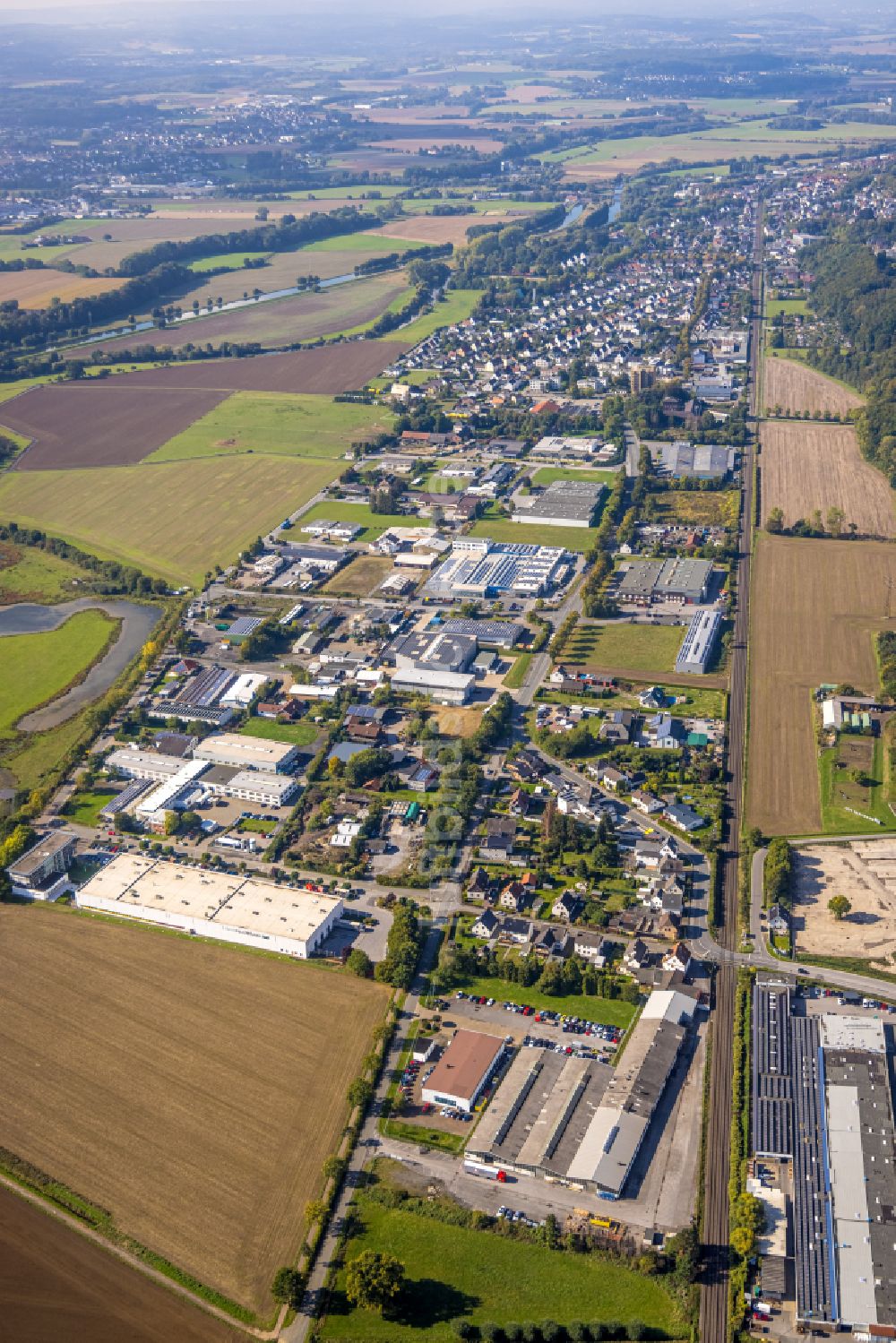 Fröndenberg/Ruhr aus der Vogelperspektive: Herbstluftbild Gewerbegebiet an der Werner-von-Siemens-Straße in Fröndenberg/Ruhr im Bundesland Nordrhein-Westfalen, Deutschland