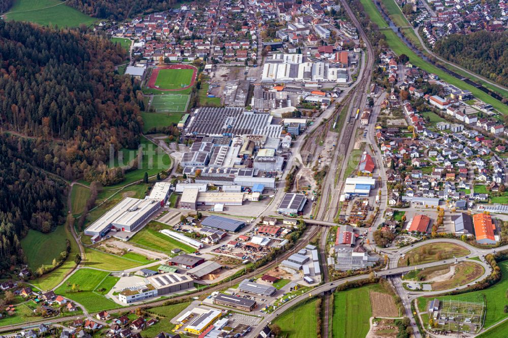 Hausach von oben - Herbstluftbild Gleisverlauf und Bahnhofsgebäude der Deutschen Bahn Gleisanlagen Hausach im Kinzigtal in Hausach im Bundesland Baden-Württemberg, Deutschland