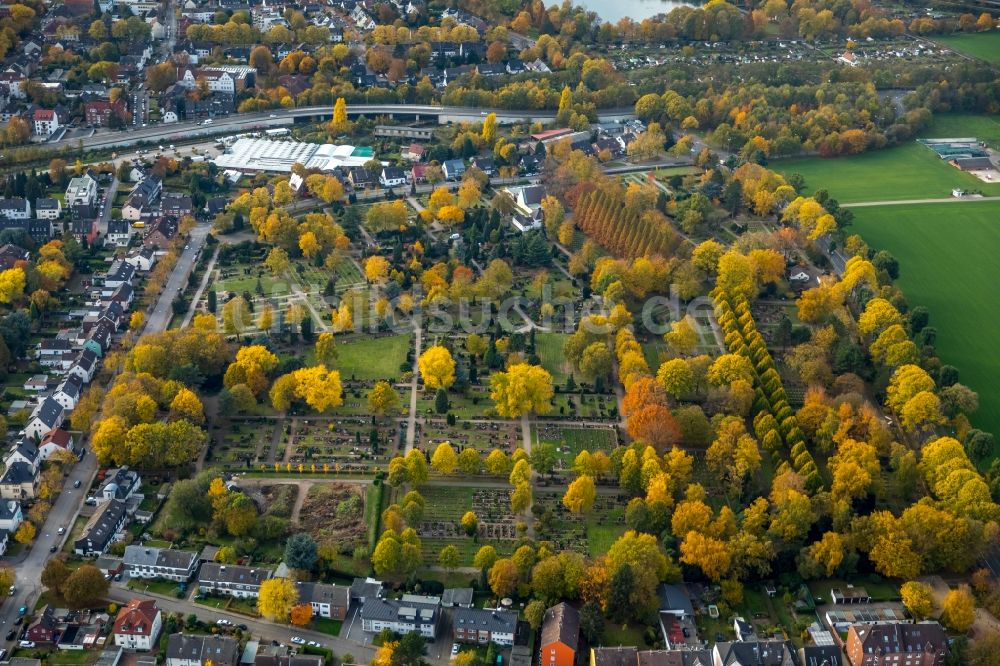 Gladbeck von oben - Herbstluftbild Grabreihen auf dem Gelände des Friedhofes in Gladbeck im Bundesland Nordrhein-Westfalen, Deutschland