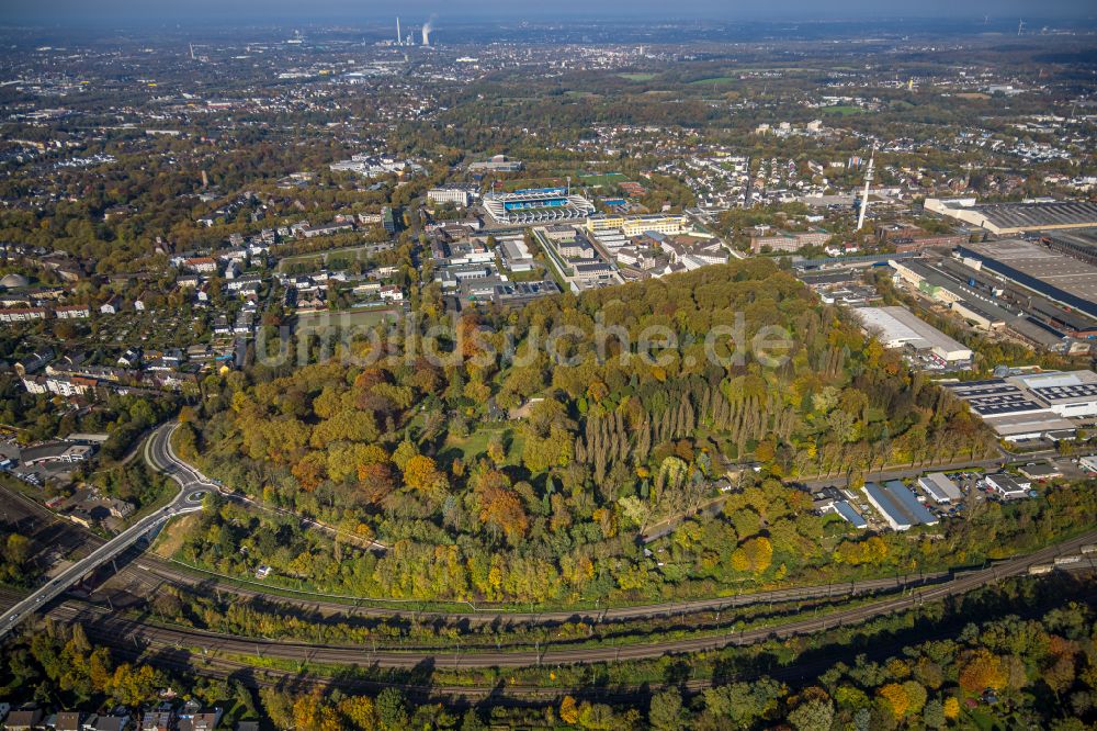 Luftbild Bochum - Herbstluftbild Grabreihen auf dem Gelände des Friedhofes Städt. Friedhof Blumenstraße in Bochum im Bundesland Nordrhein-Westfalen, Deutschland