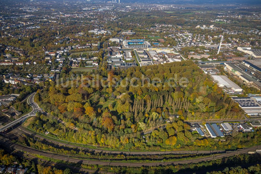 Luftaufnahme Bochum - Herbstluftbild Grabreihen auf dem Gelände des Friedhofes Städt. Friedhof Blumenstraße in Bochum im Bundesland Nordrhein-Westfalen, Deutschland