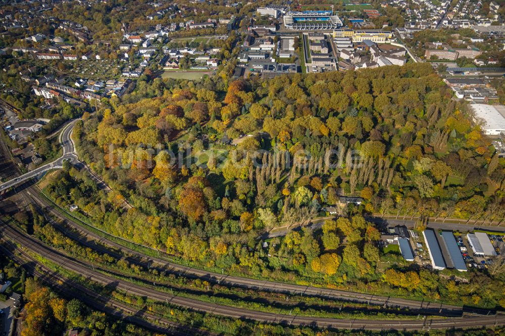 Bochum von oben - Herbstluftbild Grabreihen auf dem Gelände des Friedhofes Städt. Friedhof Blumenstraße in Bochum im Bundesland Nordrhein-Westfalen, Deutschland