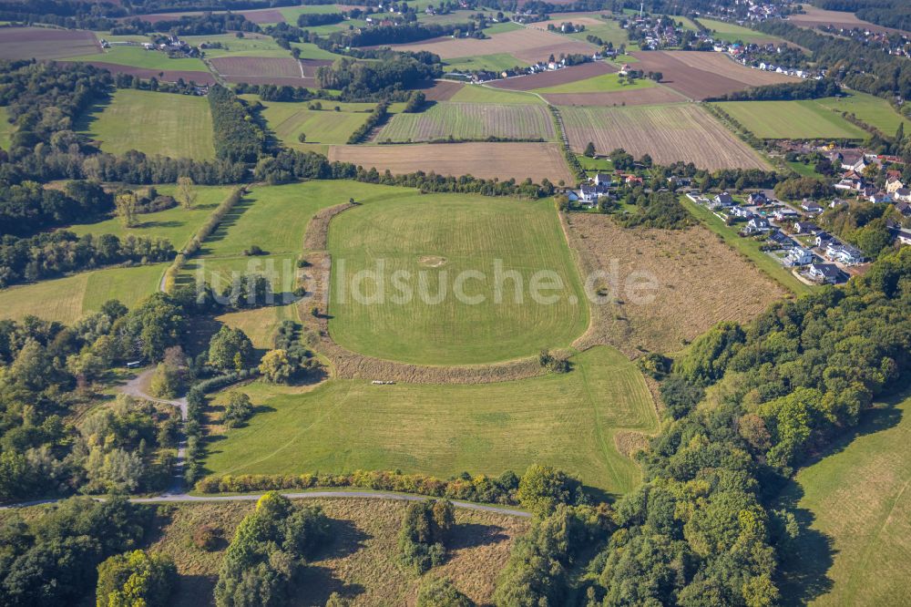 Luftaufnahme Opherdicke - Herbstluftbild Grasflächen- Strukturen einer Feld- Landschaft bei Opherdicke im Bundesland Nordrhein-Westfalen, Deutschland