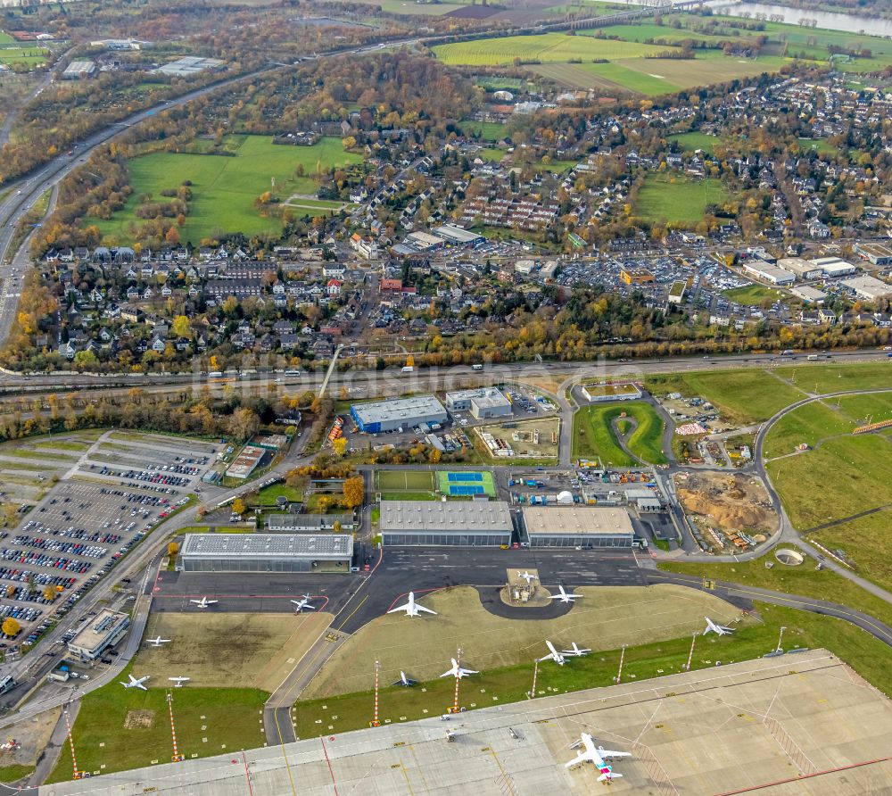Luftaufnahme Düsseldorf - Herbstluftbild Hangar- Anlagen und Flugzeughallen am Flughafen Düsseldorf im Ortsteil Lohausen in Düsseldorf im Bundesland Nordrhein-Westfalen, Deutschland