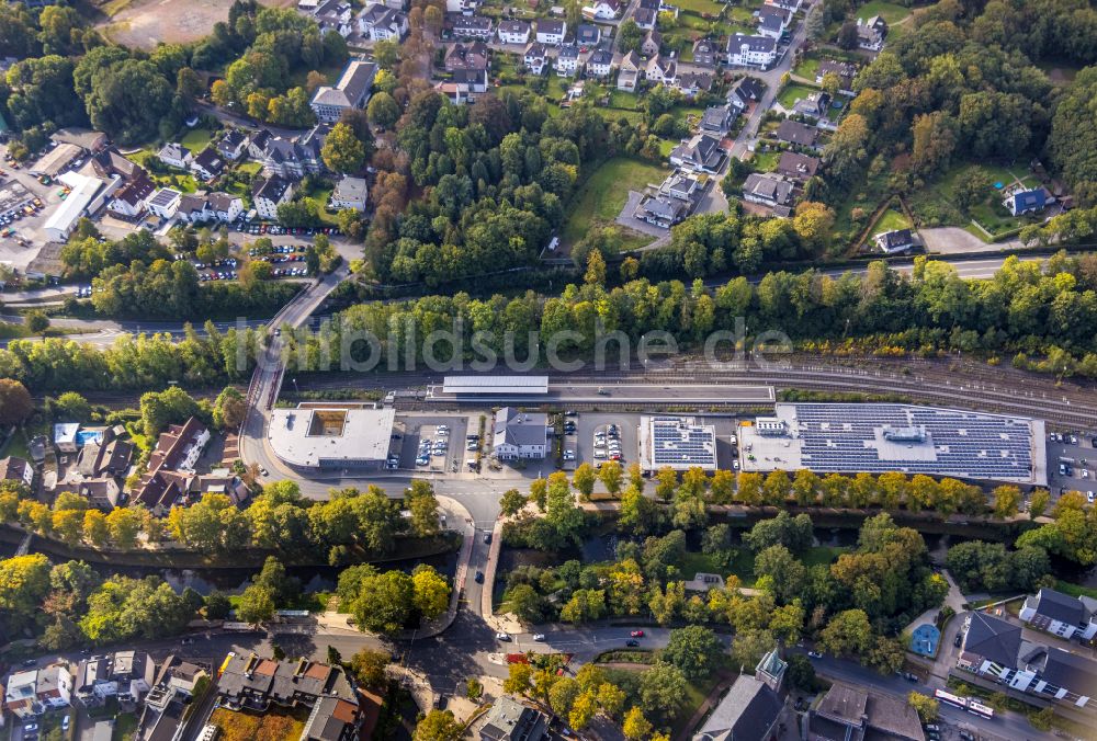 Luftaufnahme Menden (Sauerland) - Herbstluftbild Hauptbahnhof in Menden (Sauerland) im Bundesland Nordrhein-Westfalen, Deutschland