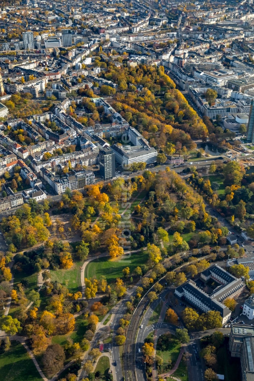 Luftbild Düsseldorf - Herbstluftbild Hofgarten in Düsseldorf im Bundesland Nordrhein-Westfalen