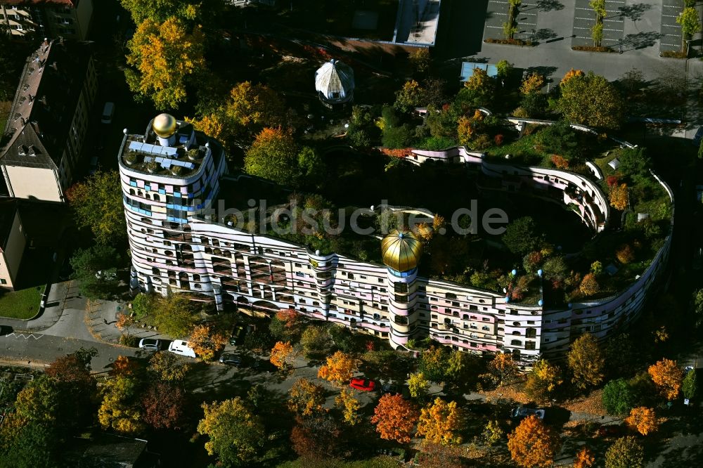 Luftaufnahme Darmstadt - Herbstluftbild Hundertwasser- Gebäude eines Mehrfamilien- Wohnhauses Waldspirale in Darmstadt im Bundesland Hessen, Deutschland