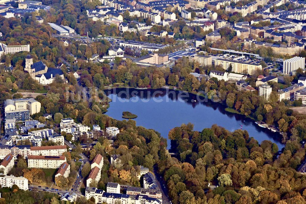 Chemnitz aus der Vogelperspektive: Herbstluftbild Innenstadtbereich an den Uferbereichen Schlossteich in Chemnitz im Bundesland Sachsen, Deutschland