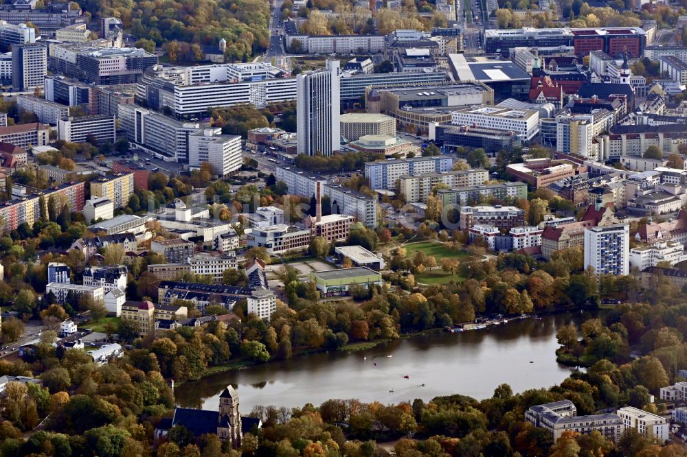 Luftbild Chemnitz - Herbstluftbild Innenstadtbereich an den Uferbereichen Schlossteich in Chemnitz im Bundesland Sachsen, Deutschland