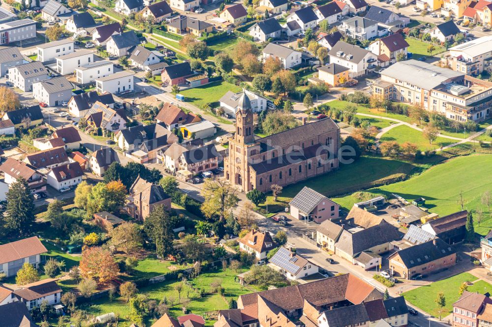 Luftaufnahme Mahlberg - Herbstluftbild Katholisches Kirchengebäude in der Ortsmitte in Mahlberg im Bundesland Baden-Württemberg, Deutschland