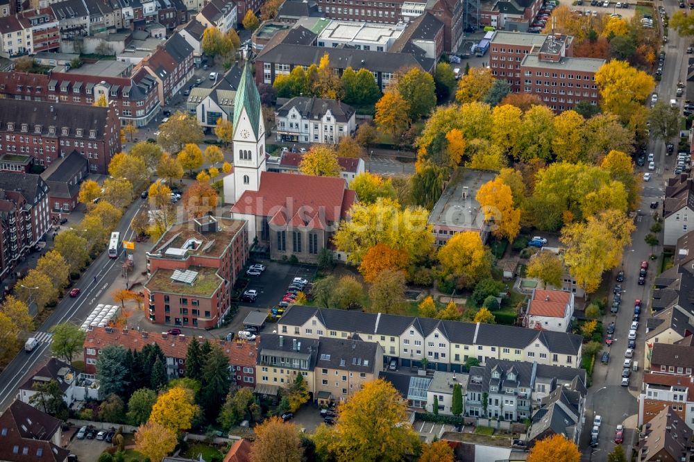 Luftbild Gladbeck - Herbstluftbild Kirchengebäude der Christus Kirche in Gladbeck im Bundesland Nordrhein-Westfalen, Deutschland