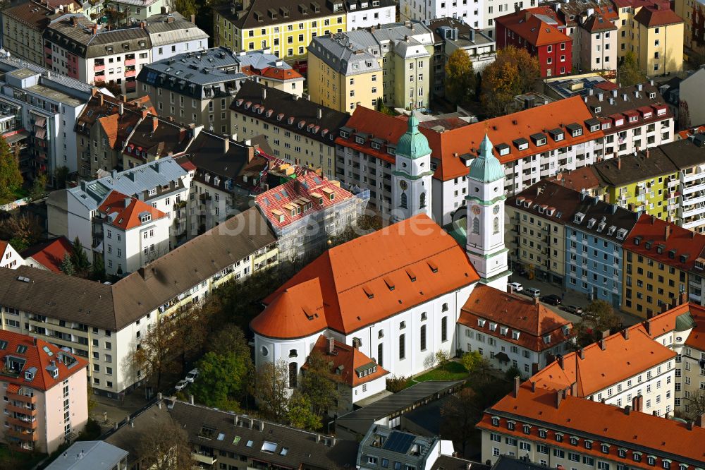 München aus der Vogelperspektive: Herbstluftbild Kirchengebäude der St. Franziskus - Kirche im Ortsteil Untergiesing-Harlaching in München im Bundesland Bayern, Deutschland