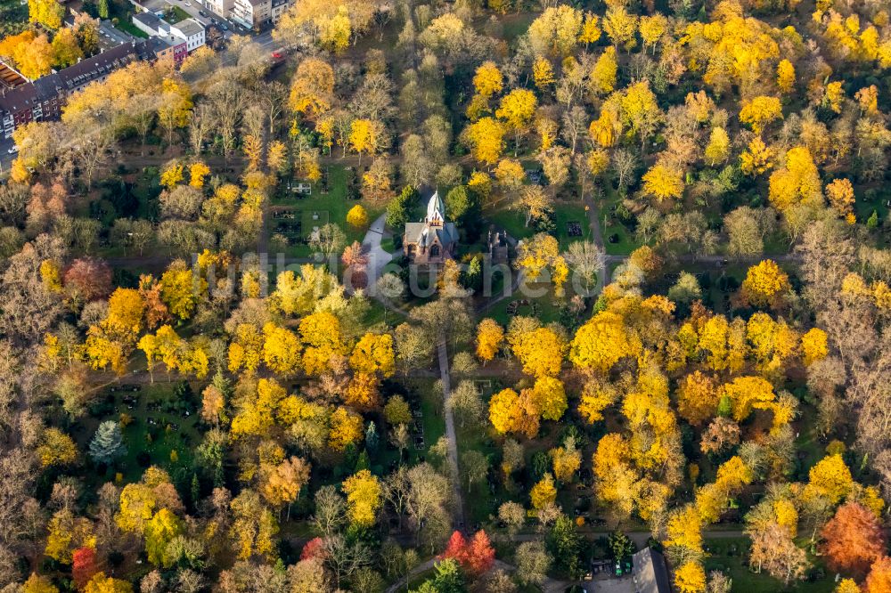 Duisburg aus der Vogelperspektive: Herbstluftbild Kirchengebäude der Kapelle des Friedhof Sternbuschweg in Duisburg im Bundesland Nordrhein-Westfalen, Deutschland