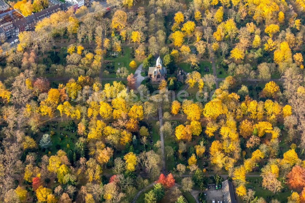 Luftbild Duisburg - Herbstluftbild Kirchengebäude der Kapelle des Friedhof Sternbuschweg in Duisburg im Bundesland Nordrhein-Westfalen, Deutschland