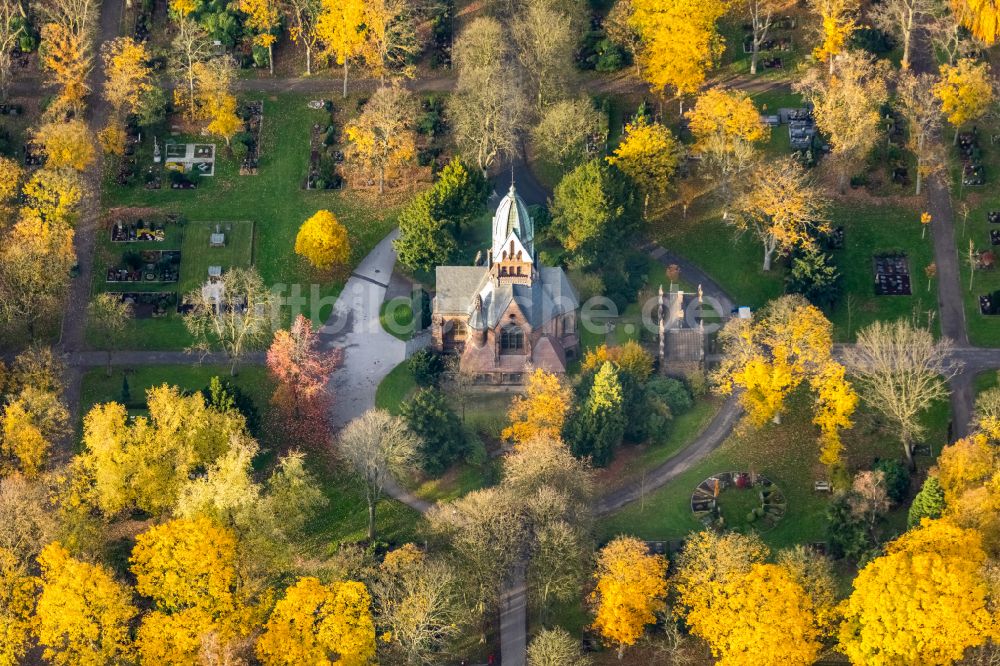 Luftaufnahme Duisburg - Herbstluftbild Kirchengebäude der Kapelle des Friedhof Sternbuschweg in Duisburg im Bundesland Nordrhein-Westfalen, Deutschland