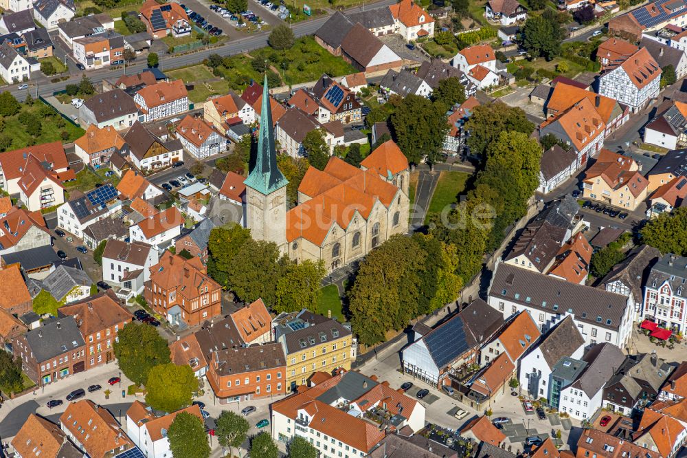 Brakel aus der Vogelperspektive: Herbstluftbild Kirchengebäude Kath. Kirche St.Michael in Brakel im Bundesland Nordrhein-Westfalen, Deutschland