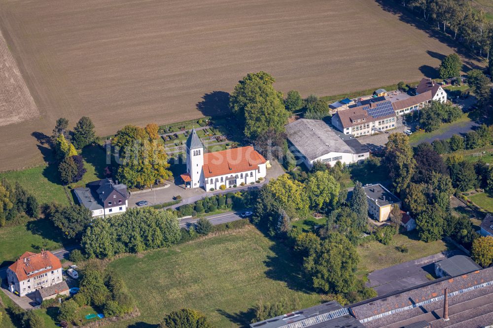 Frohnhausen von oben - Herbstluftbild Kirchengebäude Katholische Kirchengemeinde Christ-König Warmen in Frohnhausen im Bundesland Nordrhein-Westfalen, Deutschland