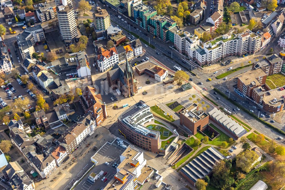 Herne von oben - Herbstluftbild Kirchengebäude Kreuzkirche im Altstadt- Zentrum in Herne im Bundesland Nordrhein-Westfalen, Deutschland