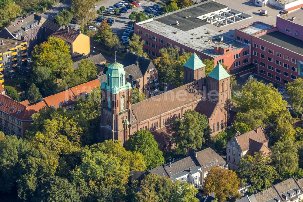 Luftaufnahme Gelsenkirchen - Herbstluftbild Kirchengebäude der St. Mariä Himmelfahrt im Ortsteil Rotthausen in Gelsenkirchen im Bundesland Nordrhein-Westfalen, Deutschland