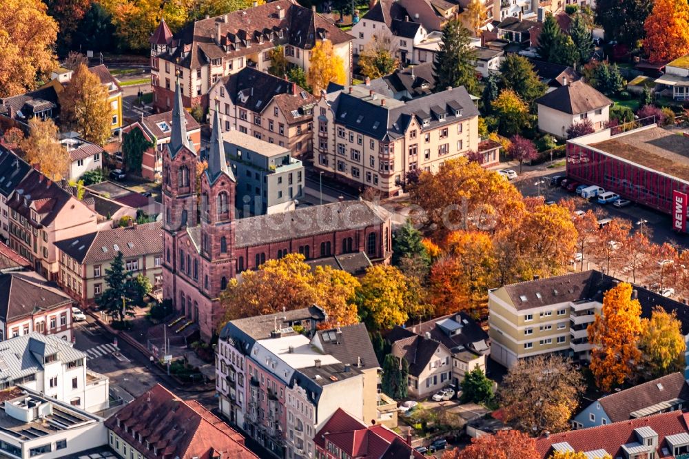 Luftaufnahme Lahr/Schwarzwald - Herbstluftbild Kirchengebäude in der Ortsmitte in Lahr/Schwarzwald im Bundesland Baden-Württemberg, Deutschland