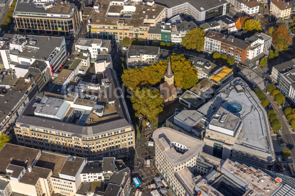 Bochum aus der Vogelperspektive: Herbstluftbild Kirchengebäude Pauluskirche in Bochum im Bundesland Nordrhein-Westfalen, Deutschland