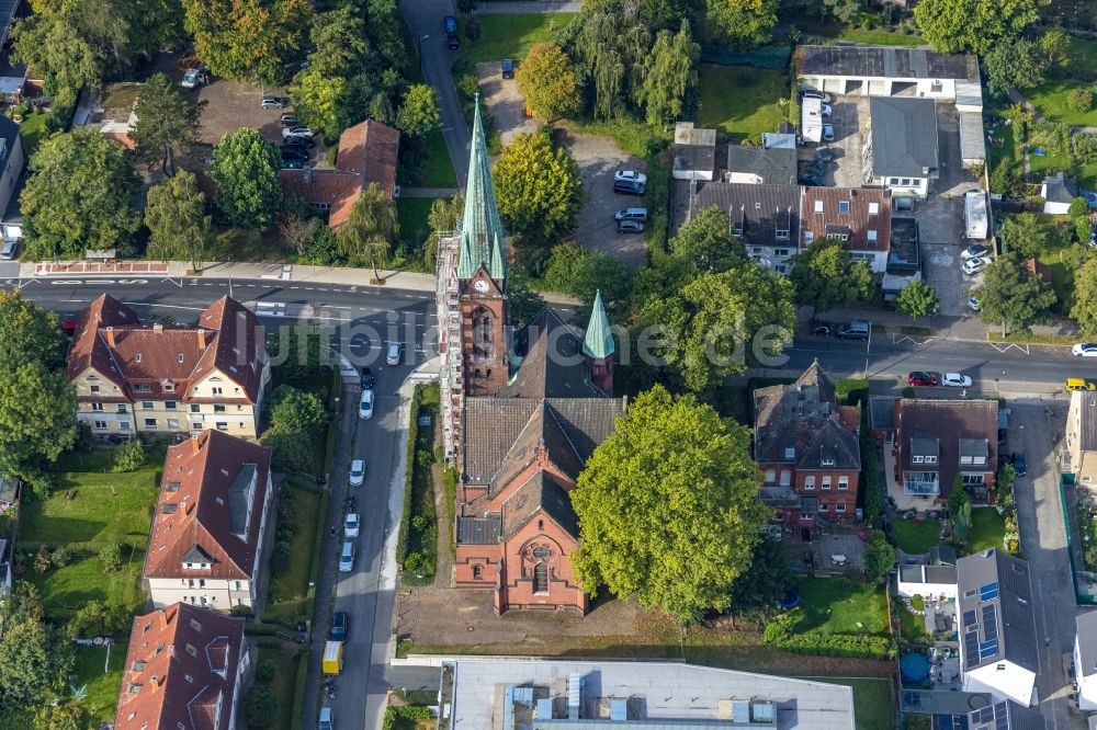 Bochum von oben - Herbstluftbild Kirchengebäude Petrikirche im Ortsteil Wiemelhausen in Bochum im Bundesland Nordrhein-Westfalen, Deutschland