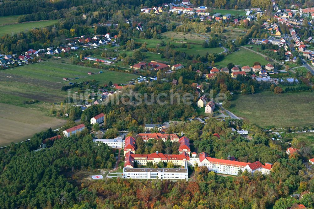 Treuenbrietzen aus der Vogelperspektive: Herbstluftbild Klinikgelände des Krankenhauses Johanniter-Krankenhaus Treuenbrietzen in Treuenbrietzen im Bundesland Brandenburg, Deutschland