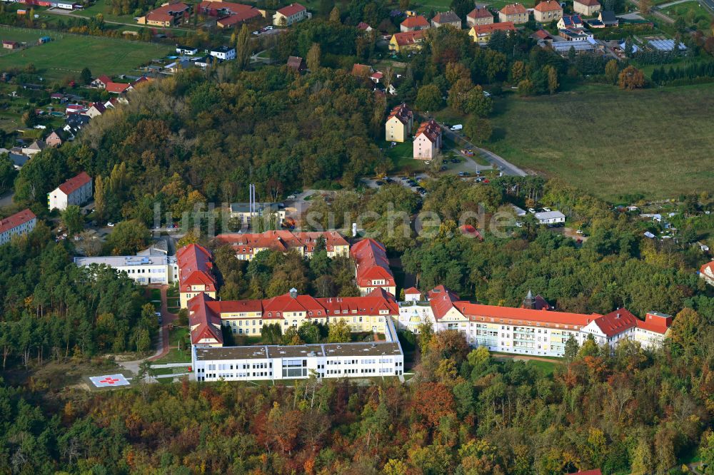 Luftbild Treuenbrietzen - Herbstluftbild Klinikgelände des Krankenhauses Johanniter-Krankenhaus Treuenbrietzen in Treuenbrietzen im Bundesland Brandenburg, Deutschland